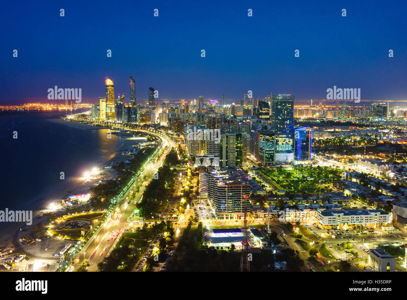 Skyline und Corniche Al Markaziyah Bezirk von Nacht, Abu Dhabi, Vereinigte Arabische Emirate, Naher Osten Stockfoto