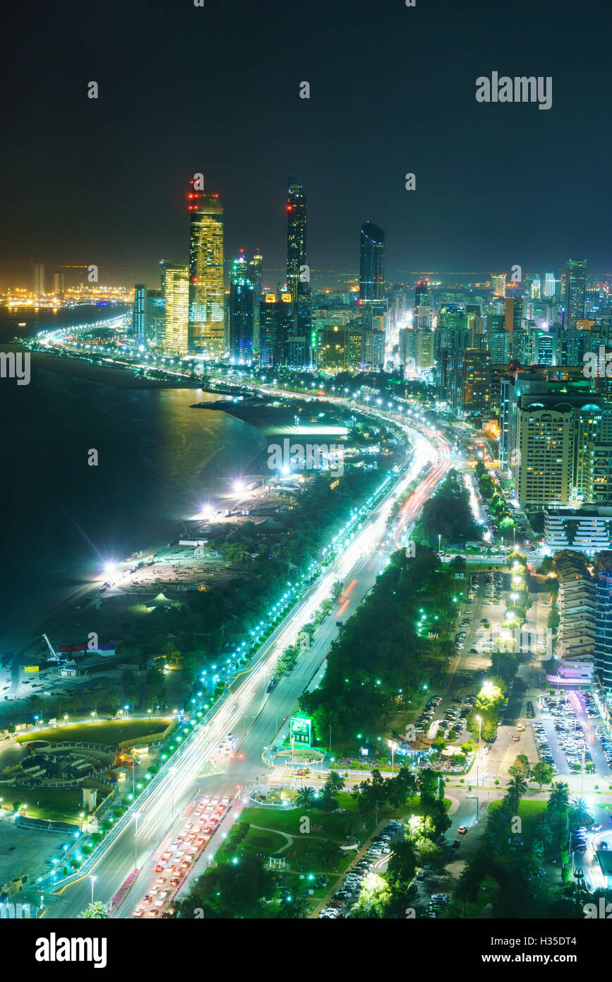 Skyline und Corniche Al Markaziyah Bezirk von Nacht, Abu Dhabi, Vereinigte Arabische Emirate, Naher Osten Stockfoto