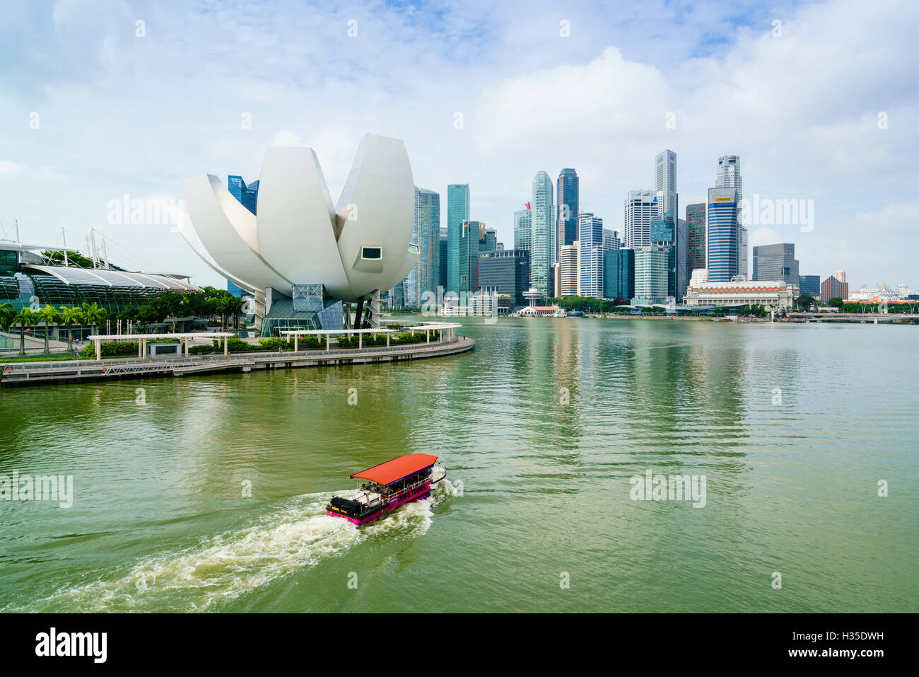 Skyline von Singapur, Wolkenkratzer mit der Lotusblume geformt ArtScience Museum im Vordergrund von Marina Bay, Singapur Stockfoto