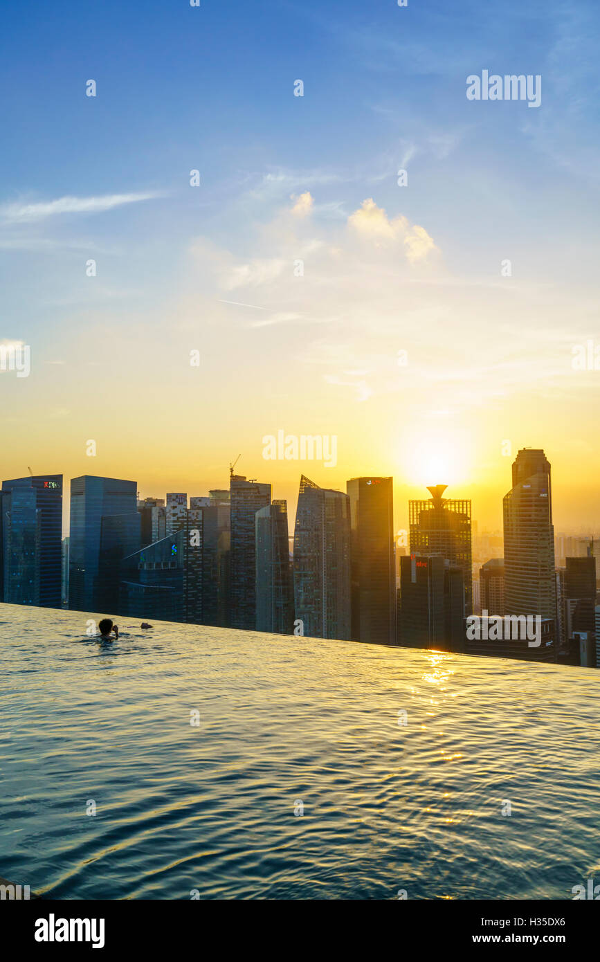 Infinity-Pool auf dem Dach des das Marina Bay Sands Hotel mit spektakulärem Blick über die Skyline von Singapur bei Sonnenuntergang, Singapur Stockfoto