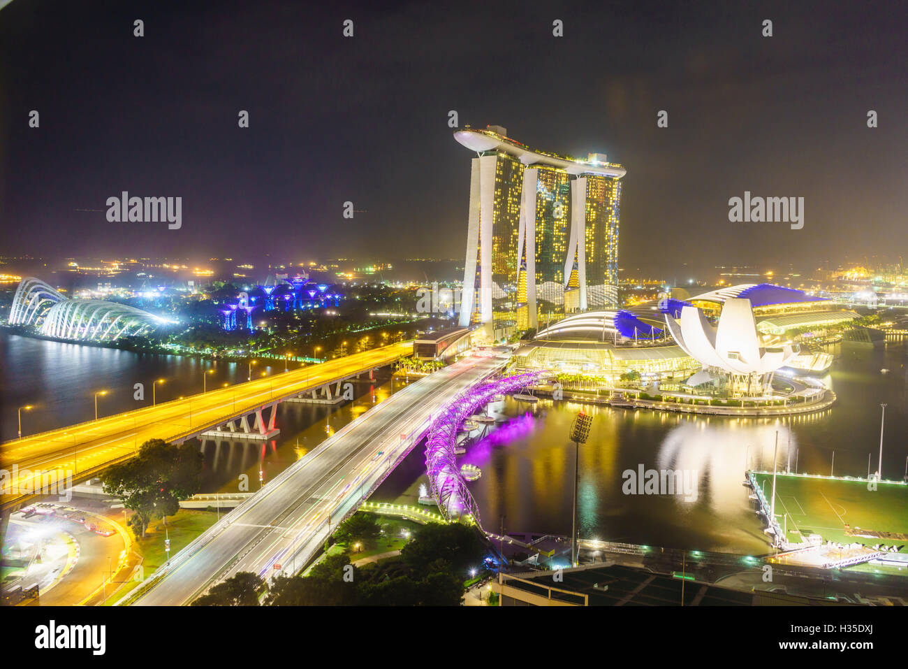 Stark befahrenen Straßen führen zum Marina Bay Sands, Gärten von der Bucht und ArtScience Museum bei Nacht, Singapur Stockfoto