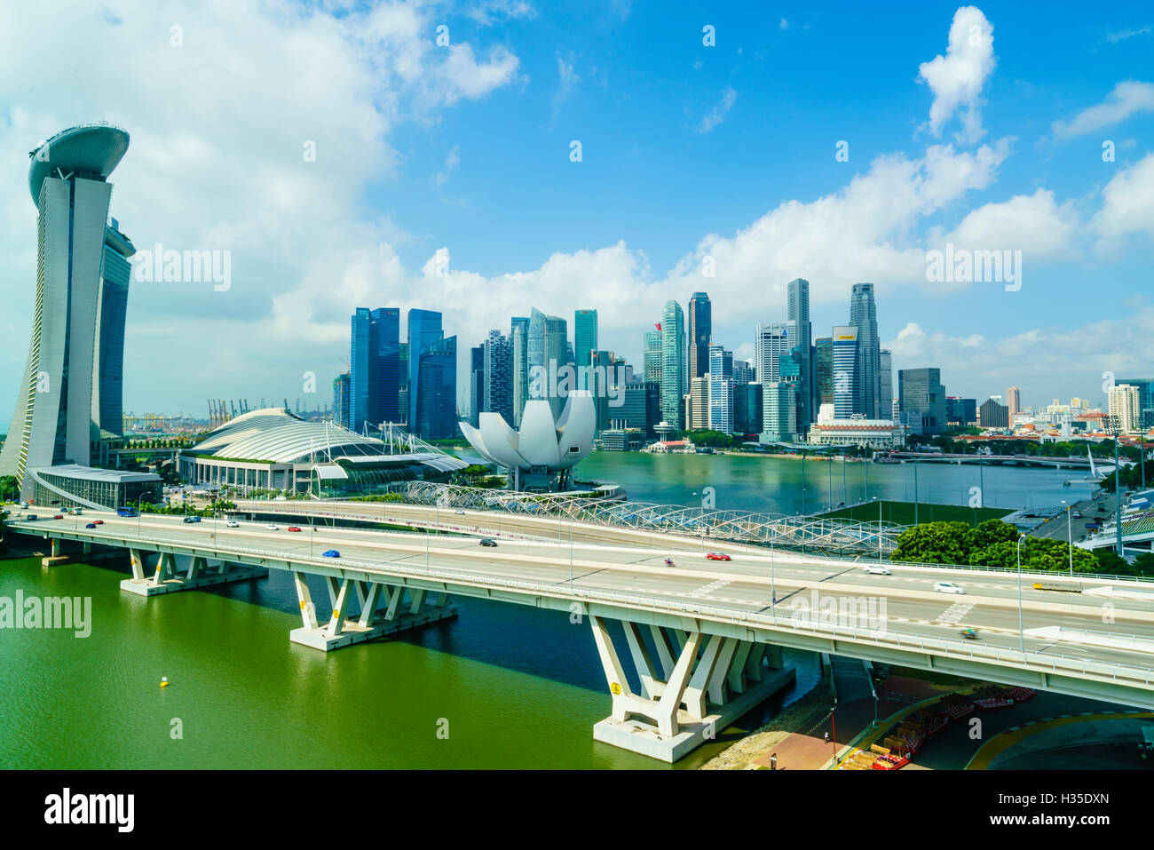 Stark befahrenen Straßen führen zum Marina Bay Sands, Gärten von der Bucht und ArtScience Museum mit der Skyline der Stadt darüber hinaus, Singapur Stockfoto