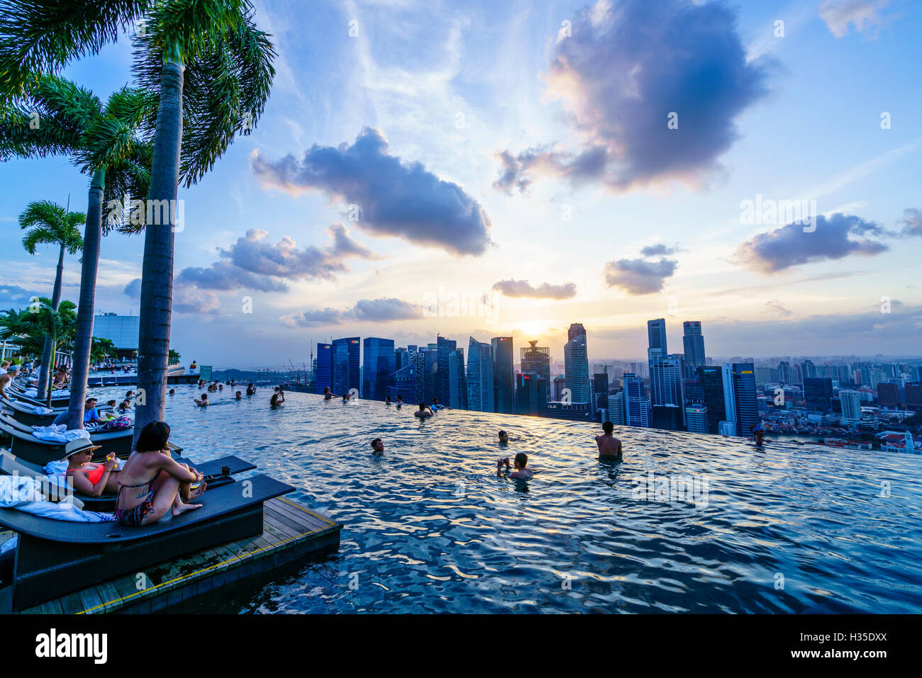 Infinity-Pool auf dem Dach des das Marina Bay Sands Hotel mit spektakulärem Blick über die Skyline von Singapur, Singapur Stockfoto