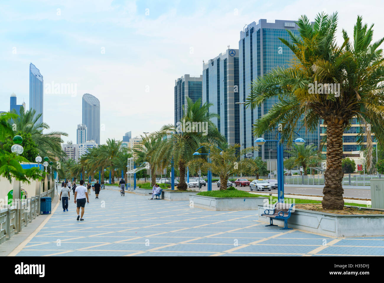 Jogger auf der Corniche, Abu Dhabi, Vereinigte Arabische Emirate, Naher Osten Stockfoto