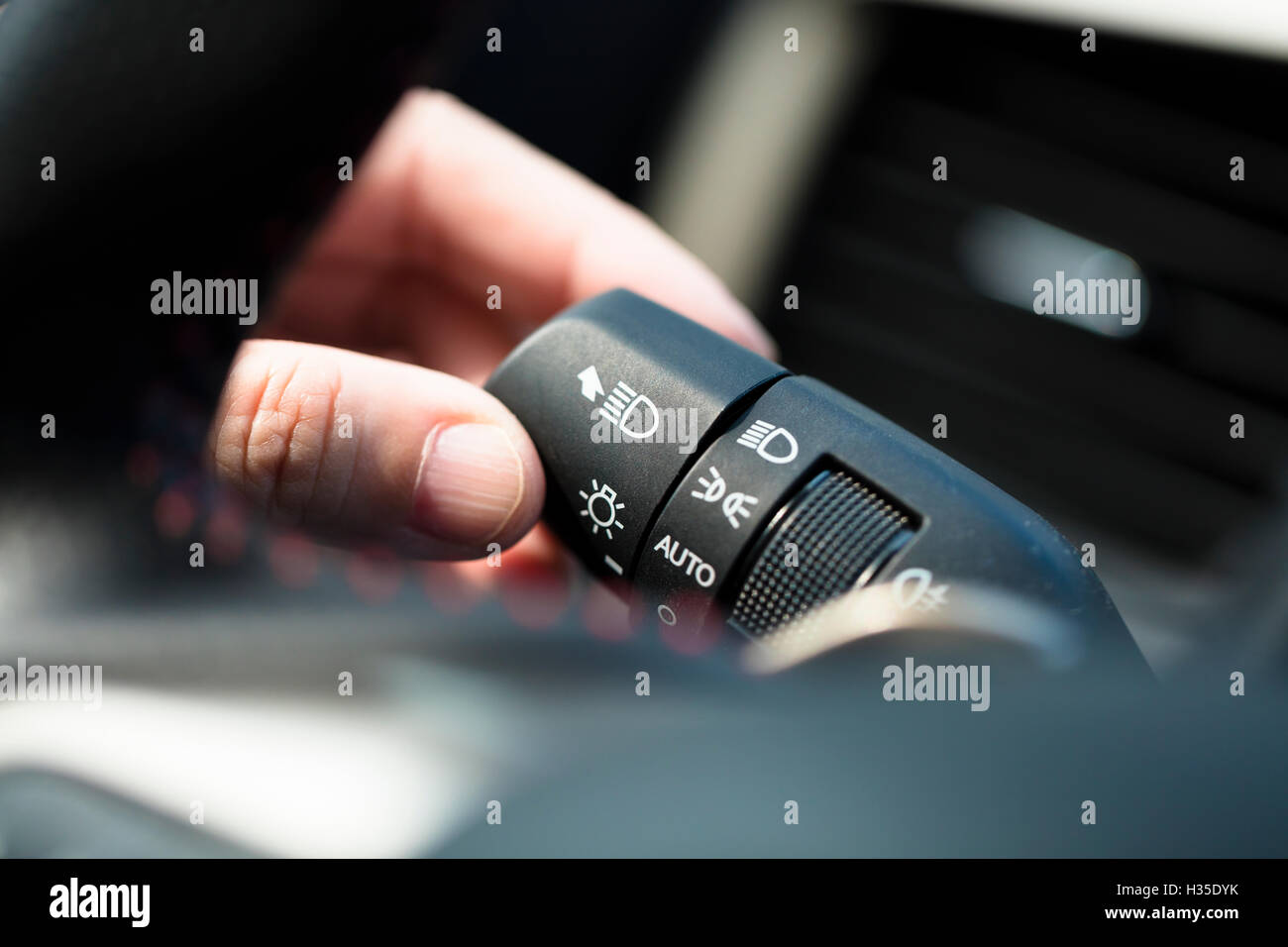 Hand schalten Sie Lichtschalter im Auto Stockfoto