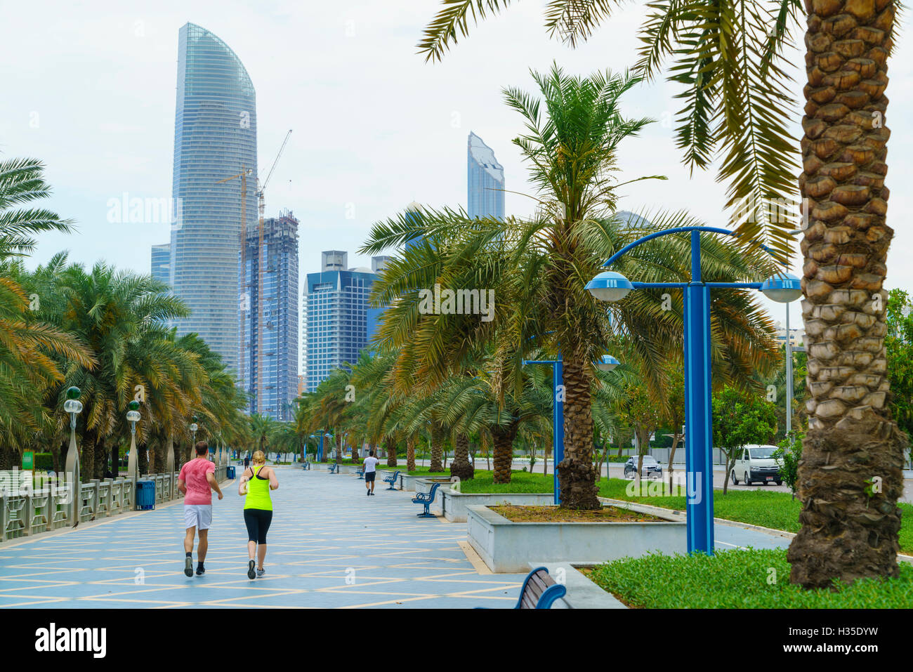 Jogger auf der Corniche, Abu Dhabi, Vereinigte Arabische Emirate, Naher Osten Stockfoto