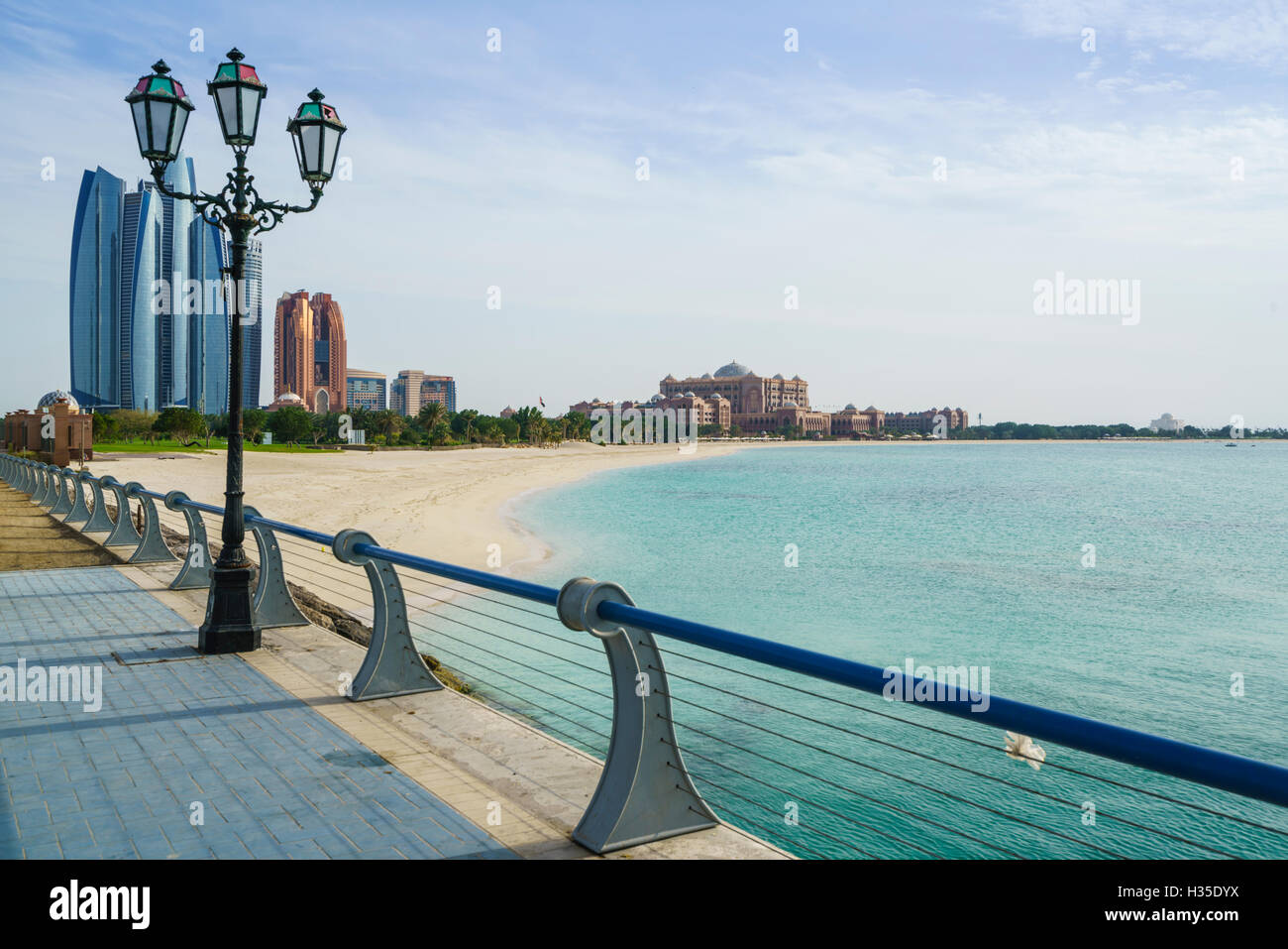 Blick von der Mole in Richtung Etihad Towers und das Emirates Palace Hotel und Strand, Abu Dhabi, Vereinigte Arabische Emirate, Naher Osten Stockfoto