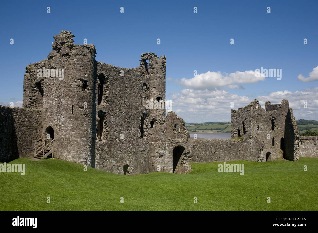Türme und Mauer in Llansteffan Burg, Llansteffan, Carmarthenshire, Wales, UK Stockfoto
