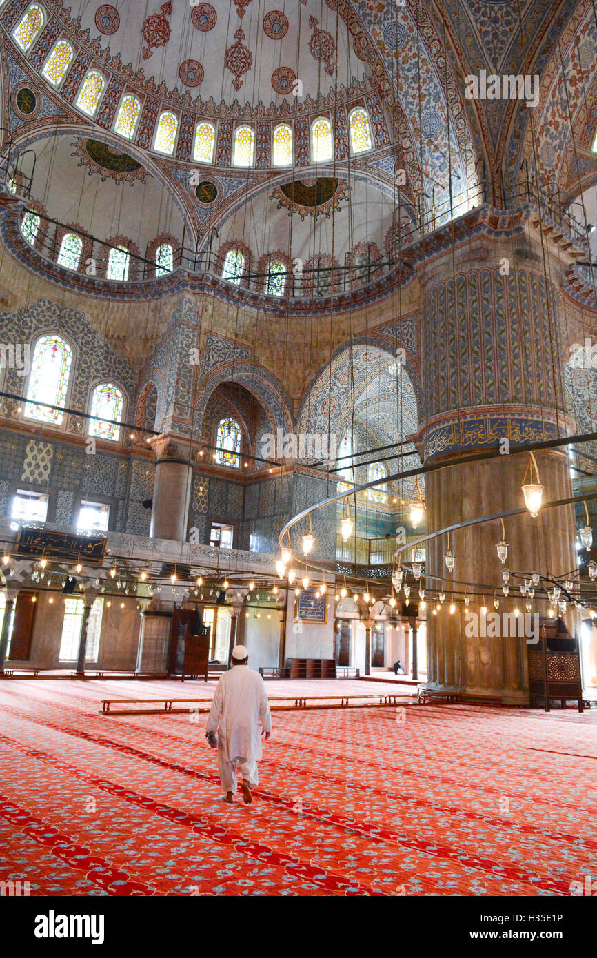 Blaue Moschee-Interieur, UNESCO, Mullah im Vordergrund, Istanbul, Türkei Stockfoto