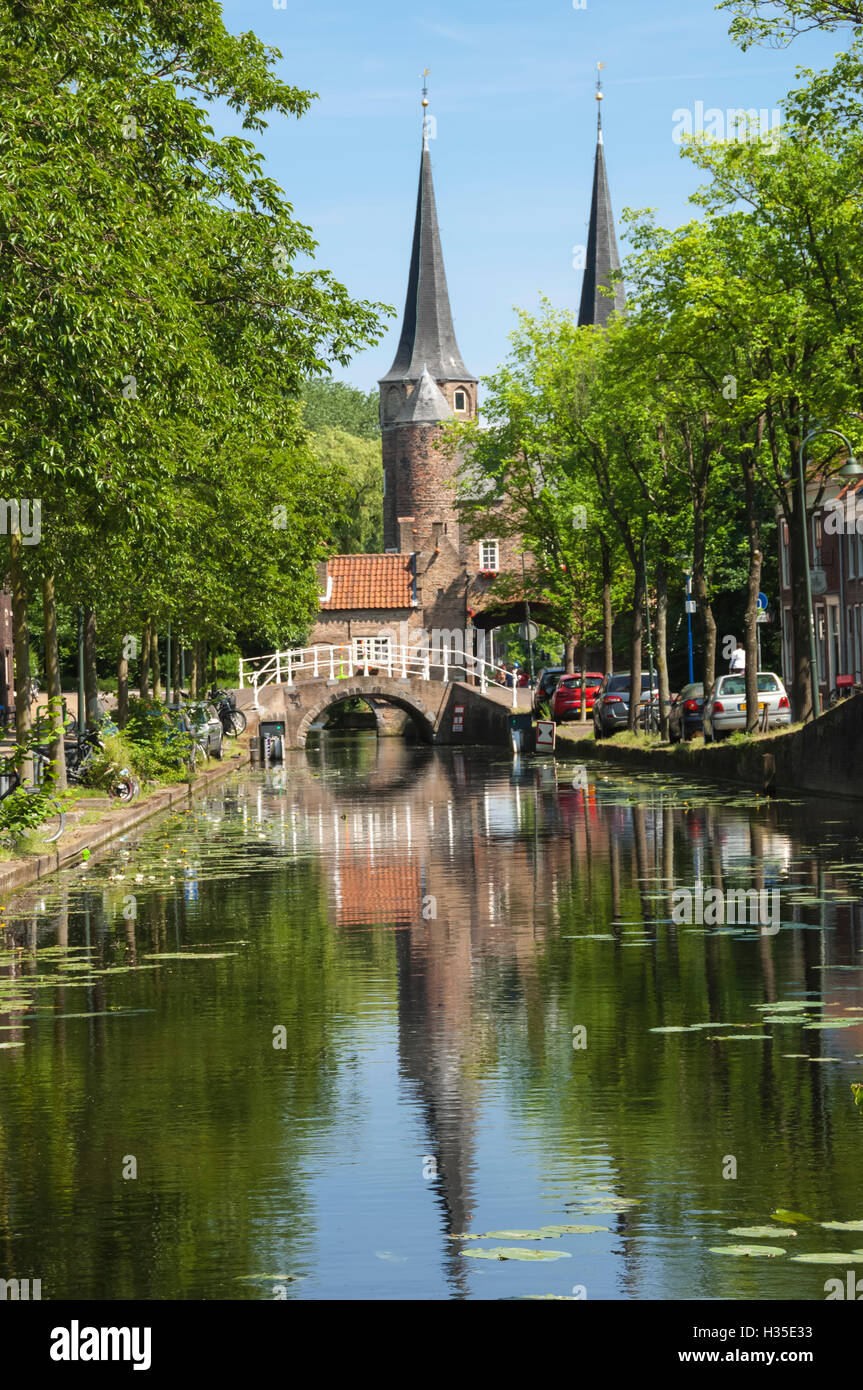 Kanal-Szene mit Brücke, aus dem 16. Jahrhundert East Port Tortürme, Delft, Holland Stockfoto