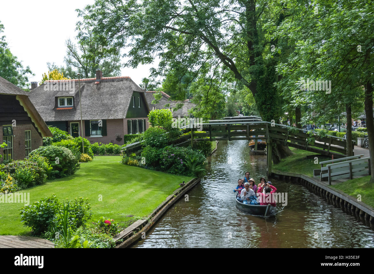 Touristen auf dem Kanal bei Giethorn, Holland Stockfoto
