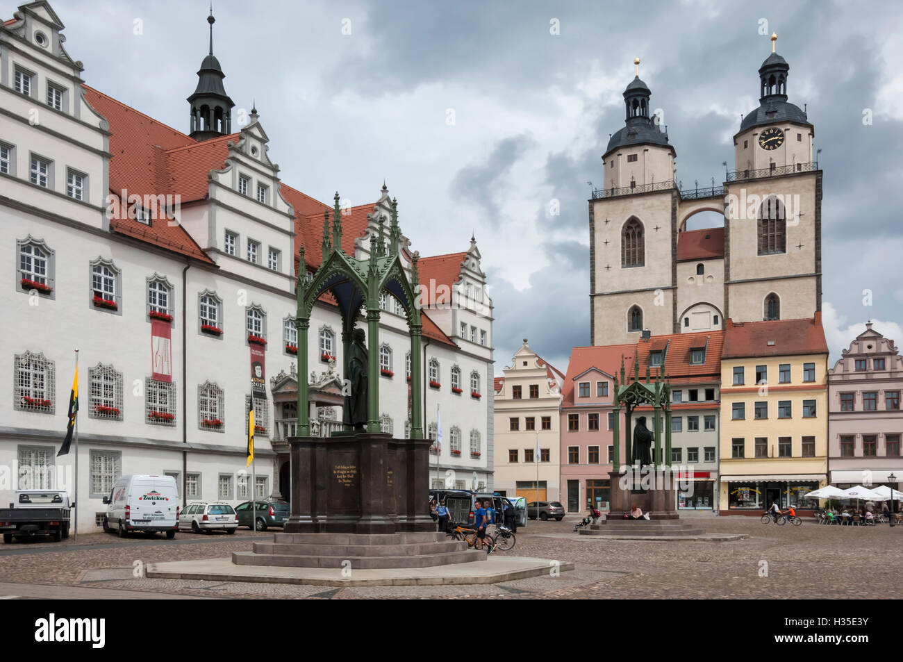 Altstädter Ring mit Stadtkirke und Rathaus, Staue von Martin Luther, Lutherstadt Wittenberg, Sachsen-Anhalt, Deutschland Stockfoto