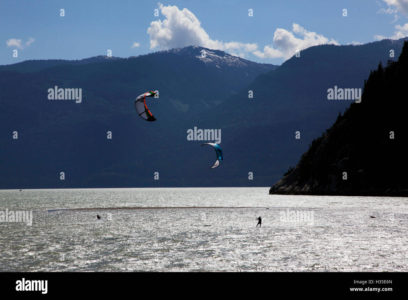 Zwei kite-Surfer am Howe Sound in Squamish, British Columbia, Kanada Stockfoto