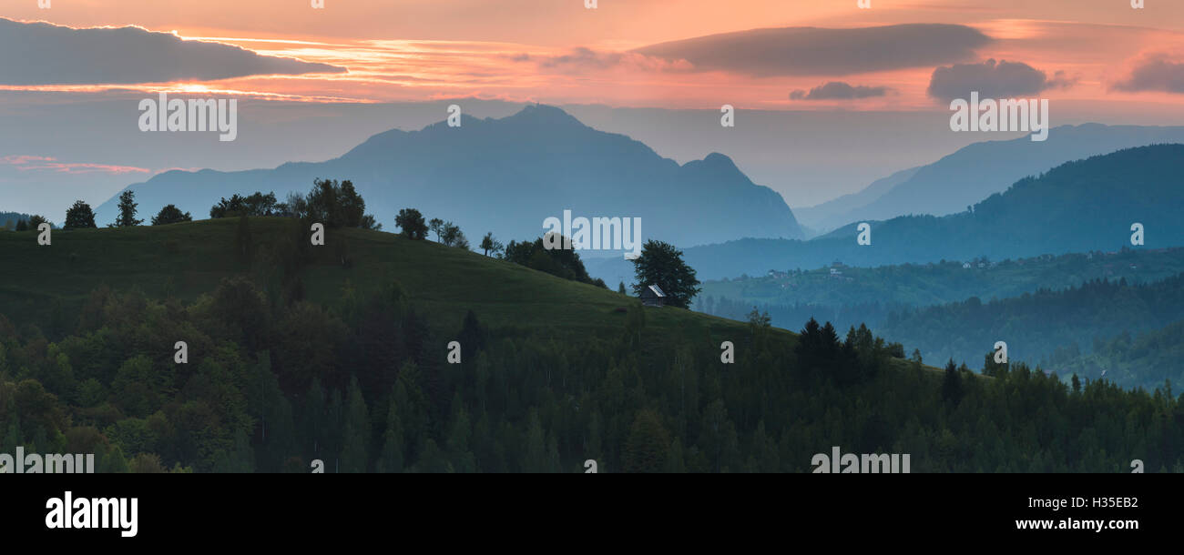 Karpaten Landschaft bei Sonnenaufgang in der Nähe von Schloss Bran, Siebenbürgen, Rumänien Stockfoto