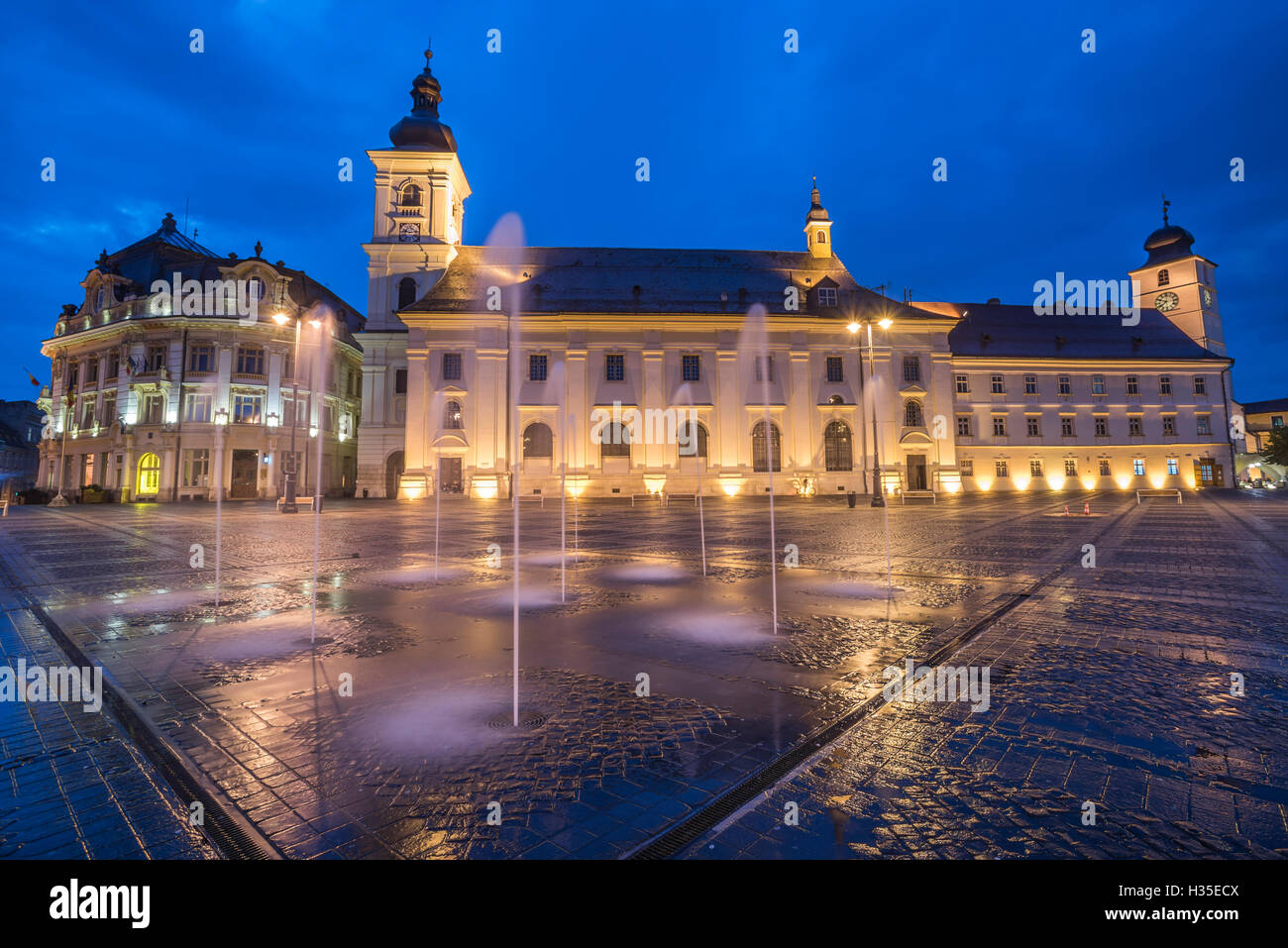 Piata Mare (großer Platz) in der Nacht, mit Sibiu Rathaus links und Sibiu barocke Jesuitenkirche rechts, Siebenbürgen, Rumänien Stockfoto