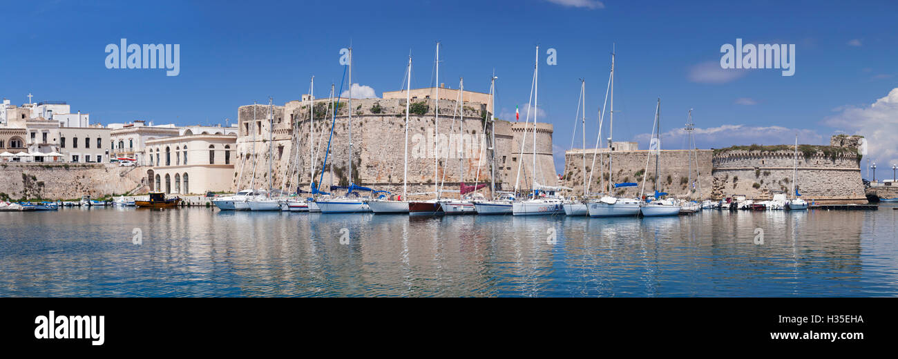 Altstadt mit Schloss und den Hafen, Gallipoli, Provinz Lecce, salentinische Halbinsel, Apulien, Italien Stockfoto