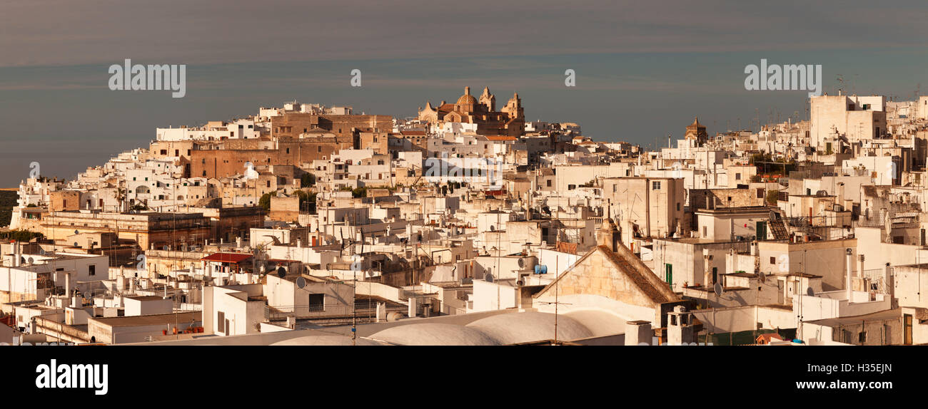 Ansicht von Ostuni und Kathedrale, Valle d ' Itria, Bari District, Apulien, Italien Stockfoto