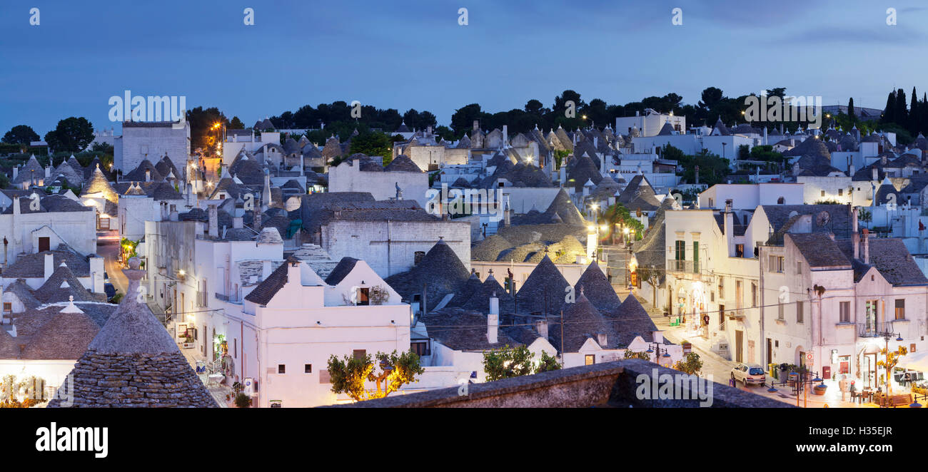 Trulli, traditionelle Häuser, Rione Monti Bereich, Alberobello, UNESCO, Valle d ' Itria, Bari District, Apulien, Italien Stockfoto