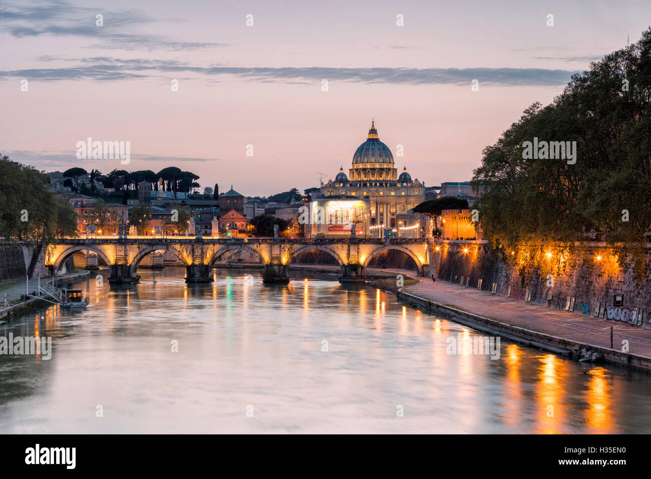 Dämmerung leuchtet auf Tiber mit Brücke Umberto I und Basilica di San Pietro im Hintergrund, Rom, Latium, Italien Stockfoto