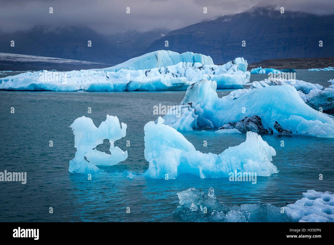 Eisberge in der Gletscherlagune unter Breidamerkurjokull Jökulsárlón, Gletscher Vatnajökull, Island, polaren Regionen schweben Stockfoto