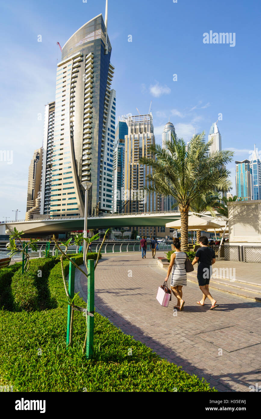 Ein junges Paar in Dubai Marina, Dubai, Vereinigte Arabische Emirate, Naher Osten Stockfoto