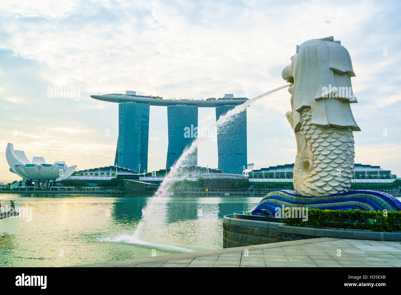 Merlion Statue, das nationale Symbol von Singapur und sein berühmtestes Wahrzeichen, Merlion Park, Marina Bay, Singapur Stockfoto