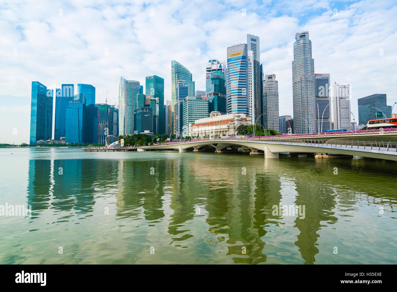 Skyline von Singapur, Wolkenkratzer mit dem Fullerton Hotel und Jubilee Bridge im Vordergrund von Marina Bay, Singapur Stockfoto