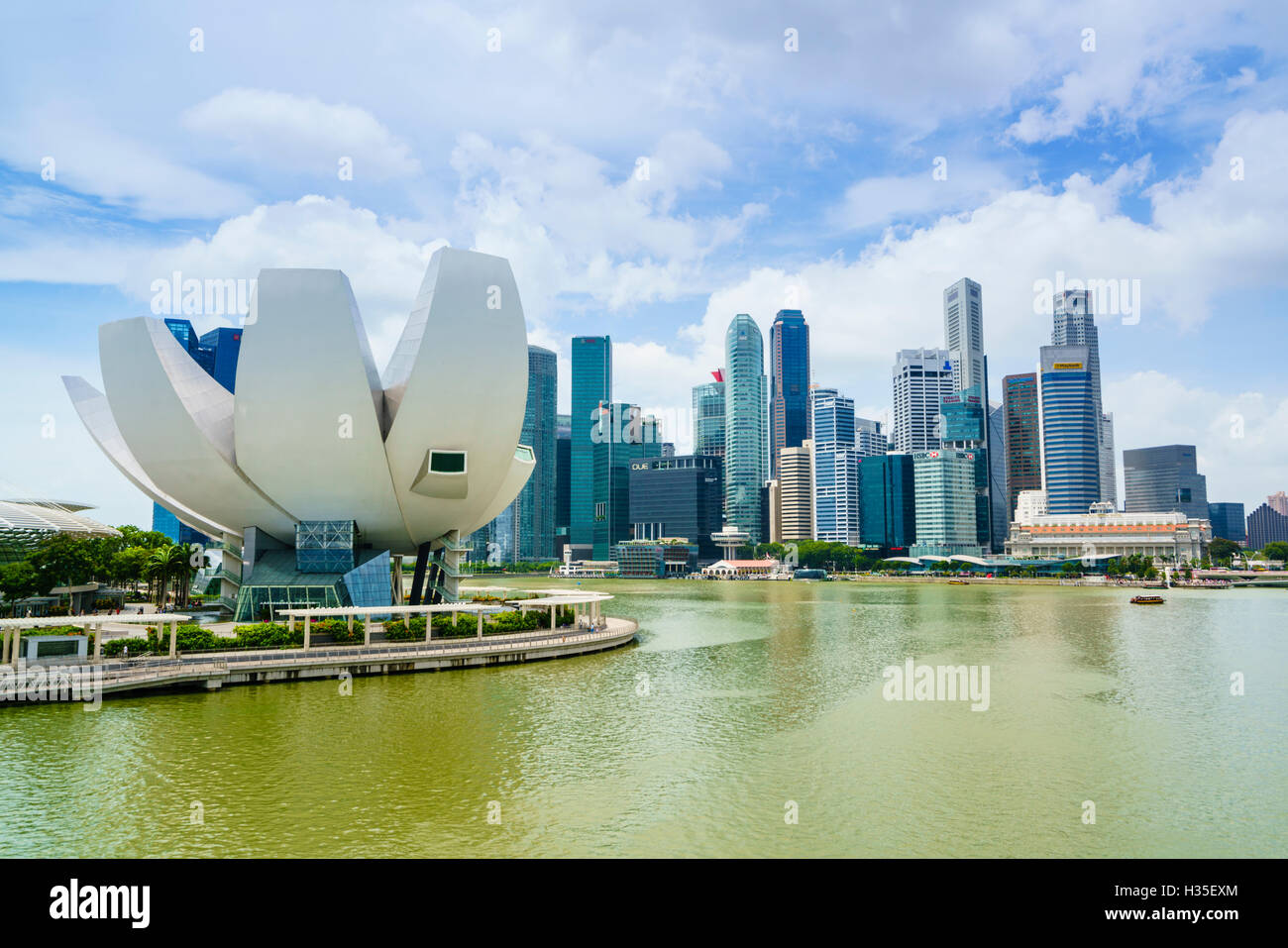 Die Lotusblume geformt ArtScience Museum mit Blick auf Marina Bay und die Skyline der Finanzdistrikt, Singapur Stockfoto