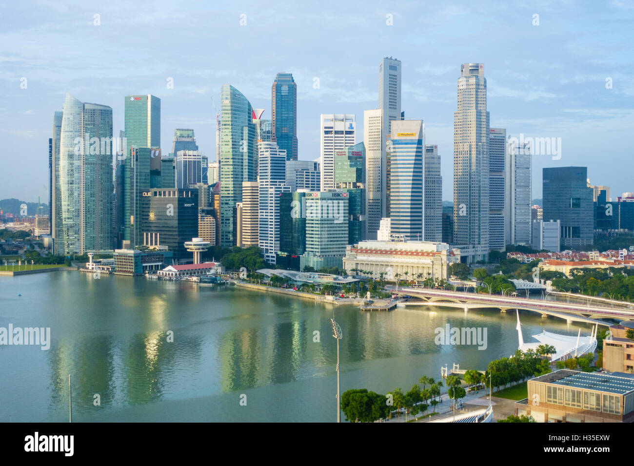 Skyline von Singapur, Wolkenkratzer mit dem Fullerton Hotel und Jubilee Bridge im Vordergrund von Marina Bay, Singapur Stockfoto