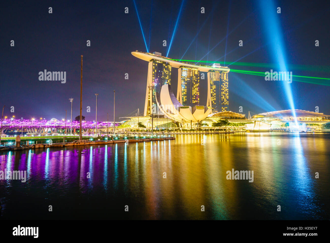 Das abendliche Licht und Laser Show in Marina Bay von Marina Bay Sands, Singapur Stockfoto
