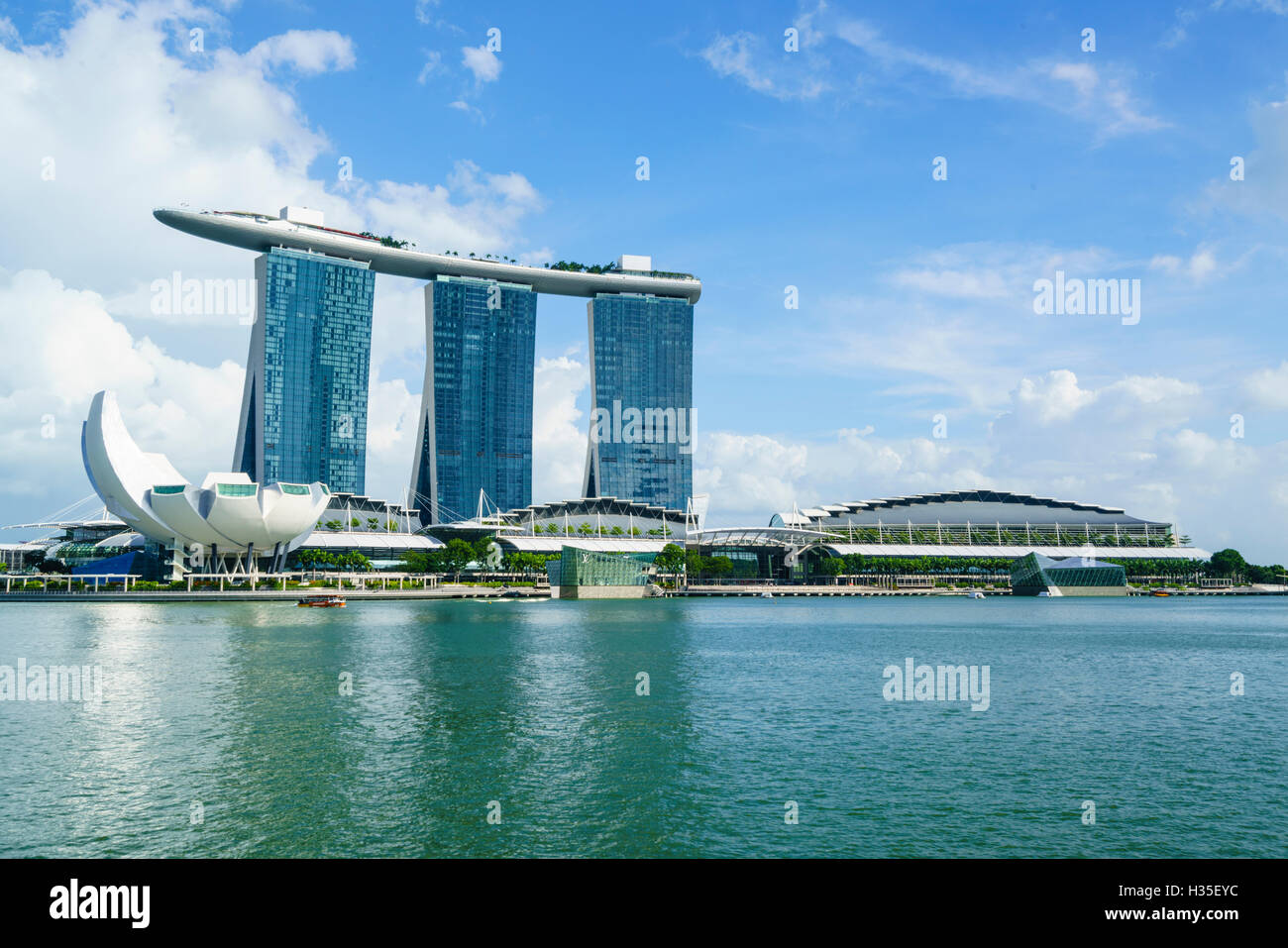 Marina Bay Sands Hotel und Lotus Blume geformt ArtScience Museum, Marina Bay, Singapur Stockfoto