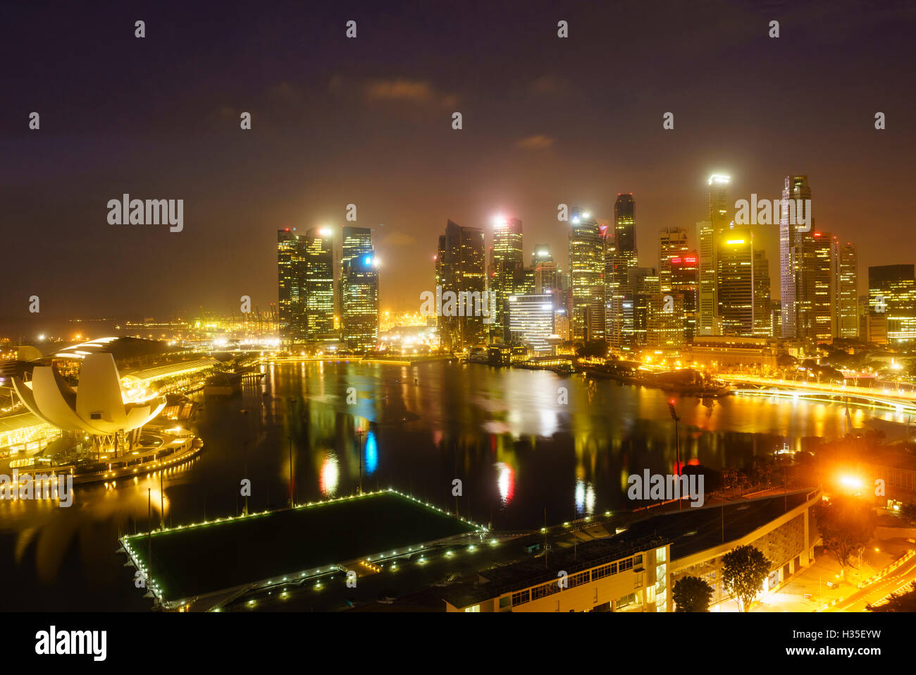 Die Türme der Central Business District und Marina Bay bei Nacht, Singapur Stockfoto