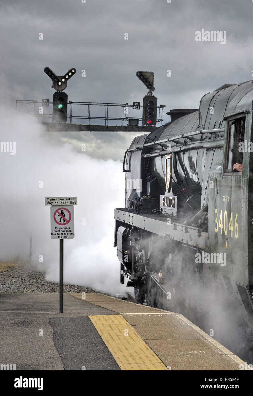 West Country Klasse Pazifik No 34046 "Braunton" Abfahrt von Westbury mit der "Torbay Express" Dampf-Ausflug. Stockfoto