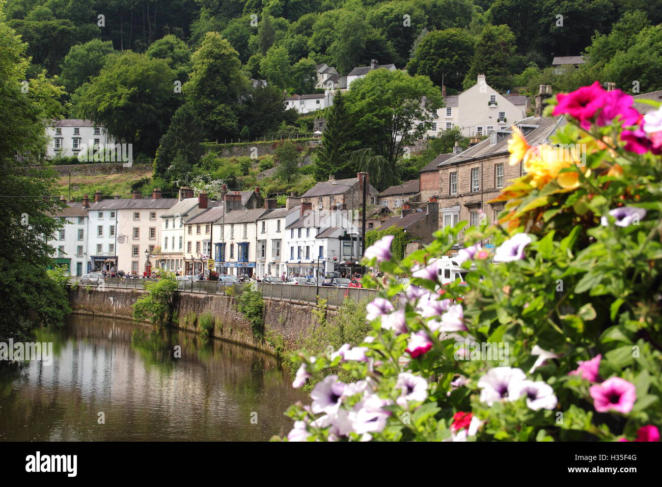 Matlock Bath; eine malerische Stadt, eingeschlossen in einer Kalkstein-Schlucht durch den Derwent in Scheiben geschnitten Bild (), Derbyshire Dales, England, UK Stockfoto