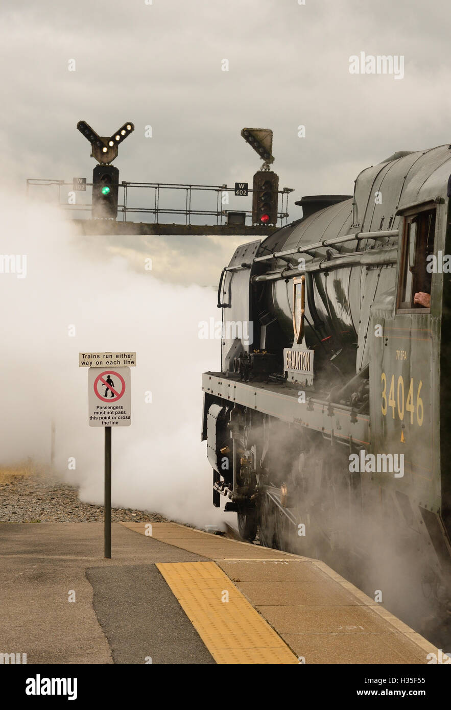 West Country Klasse Pazifik No 34046 "Braunton" Abfahrt von Westbury mit der "Torbay Express" Dampf-Ausflug. Stockfoto