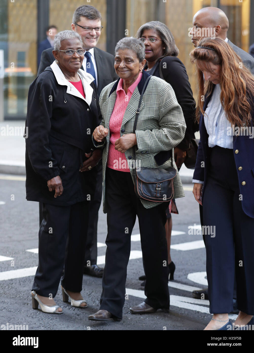 Stiefmütterchen Blake (Mitte), Mutter des ermordeten Sian Blake, Ankunft im Old Bailey in London für die Verurteilung von Arthur Simpson-Kent, die eine ganze lebenslange Haftstrafe wegen Mordes an EastEnders Schauspielerin und ihren beiden Kindern konfrontiert werden könnten. Stockfoto