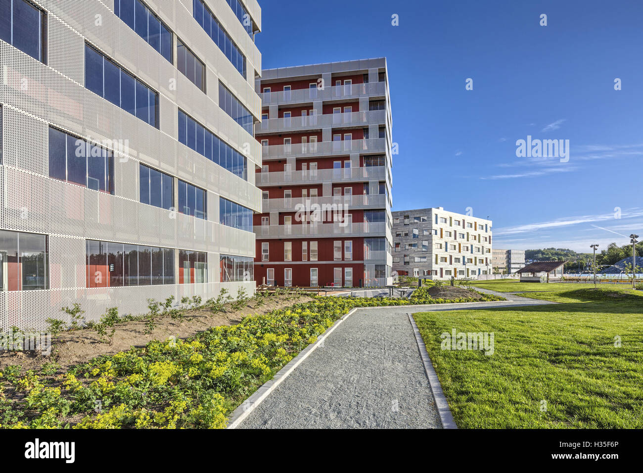 Außenansicht des Seaview. Hinna Park, Stavanger, Norwegen. Wohnhäuser mit renovierten Fassaden. Stockfoto