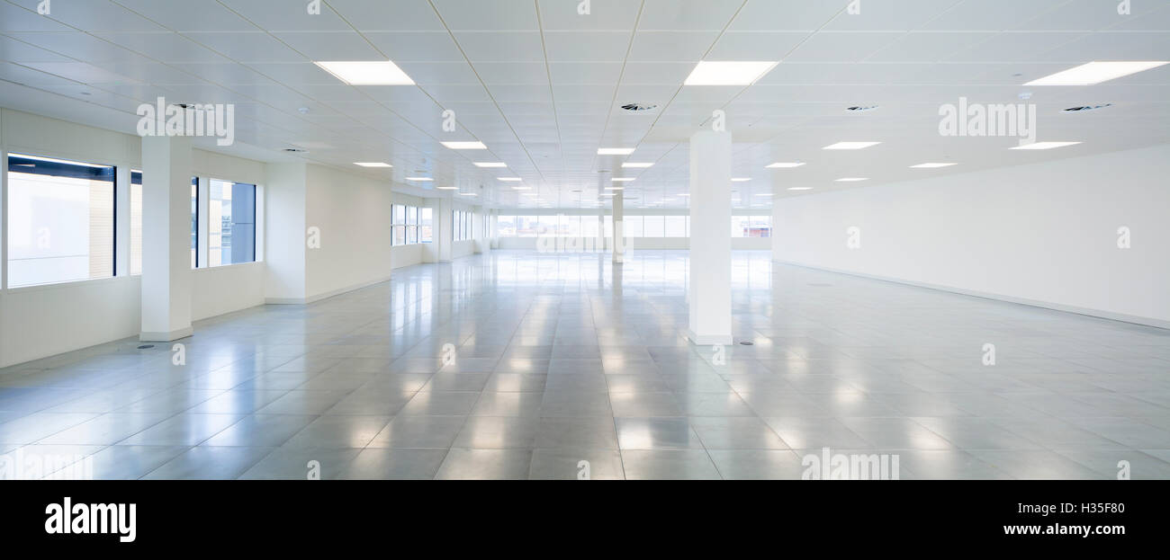 Innenansicht, 2 Glas Wharf, Bristol, UK. Büros und Unterkünfte mit Einzelhandel und Gastronomie auf der Erdgeschoss-Ebene verwenden. Stockfoto