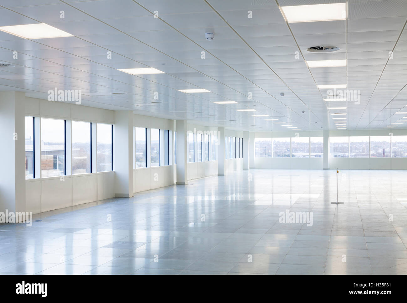 Innenansicht, 2 Glas Wharf, Bristol, UK. Büros und Unterkünfte mit Einzelhandel und Gastronomie auf der Erdgeschoss-Ebene verwenden. Stockfoto