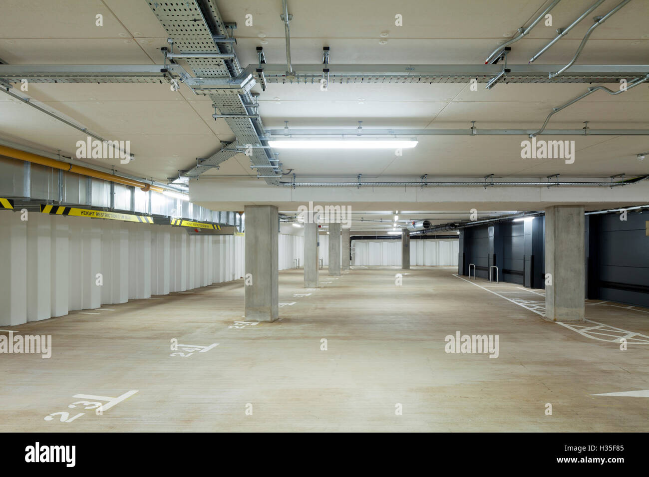 2 Glas Wharf, Bristol, UK. Büros und Unterkünfte mit Einzelhandel und Gastronomie auf der Erdgeschoss-Ebene verwenden. Der Parkplatz Stockfoto