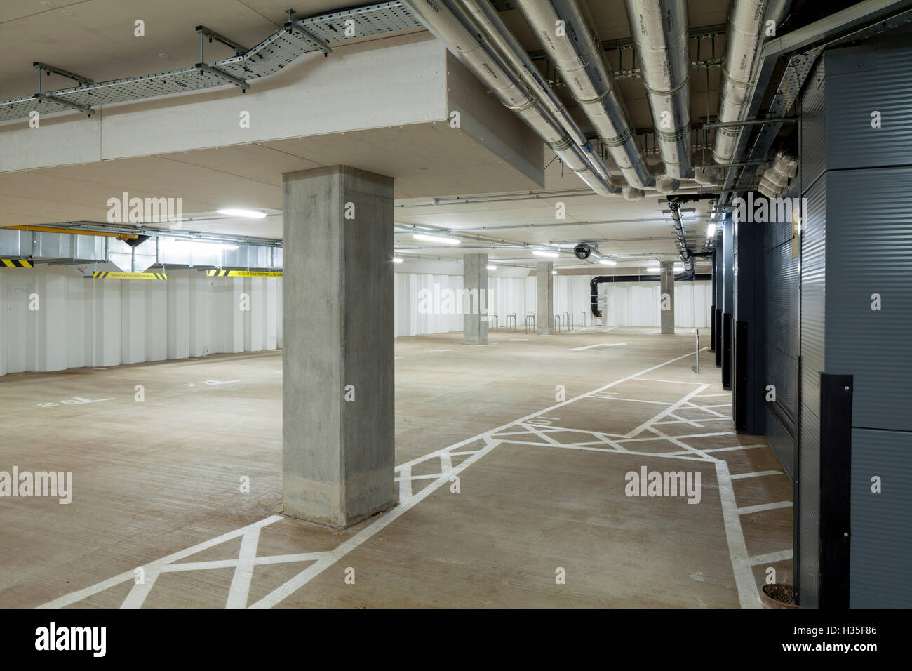 2 Glas Wharf, Bristol, UK. Büros und Unterkünfte mit Einzelhandel und Gastronomie auf der Erdgeschoss-Ebene verwenden. Der Parkplatz Stockfoto