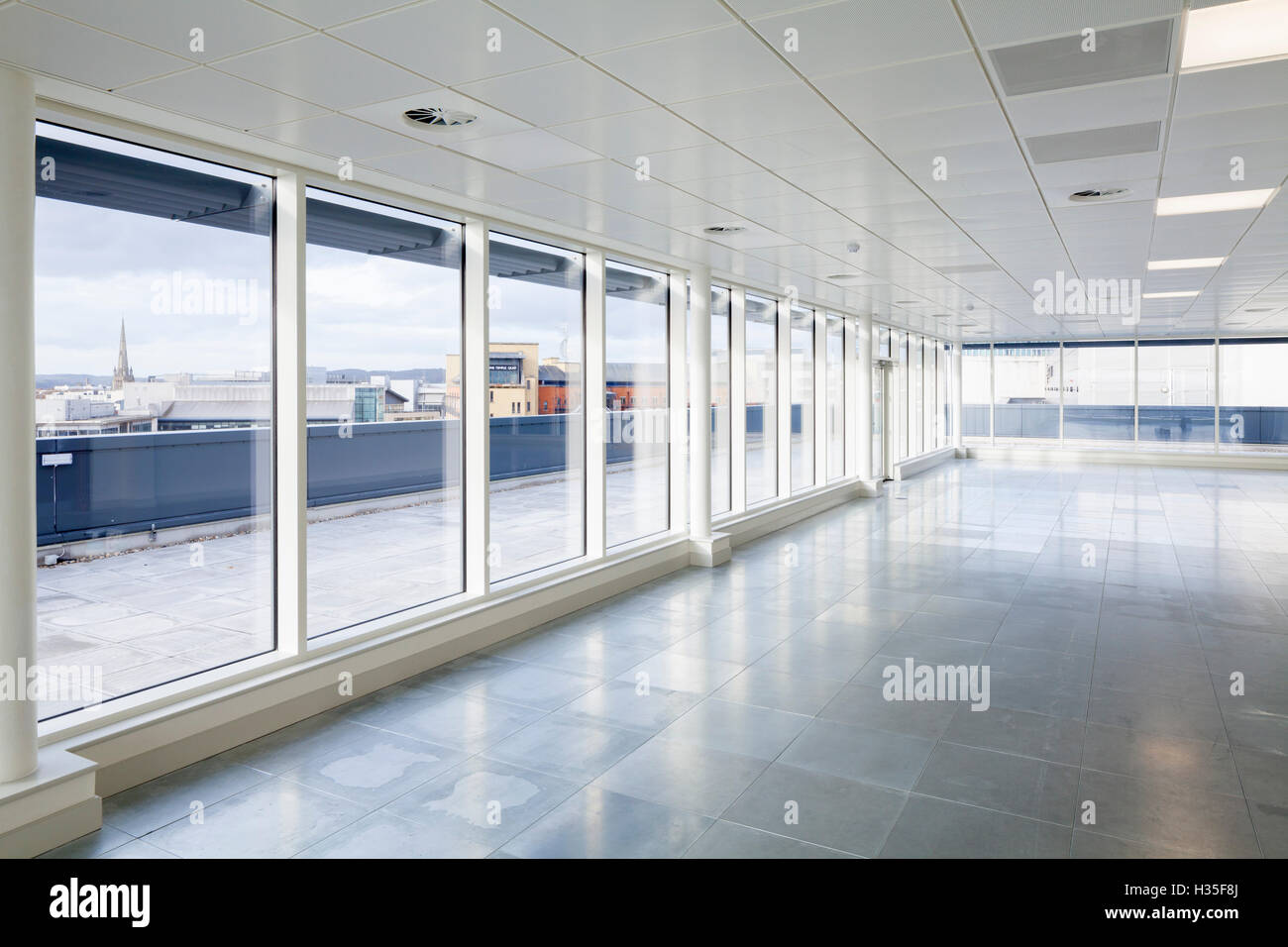 Innenansicht, 2 Glas Wharf, Bristol, UK. Büros und Unterkünfte mit Einzelhandel und Gastronomie auf der Erdgeschoss-Ebene verwenden. Stockfoto