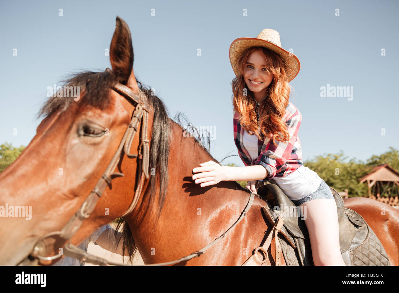 Glücklich Ziemlich Junge Rothaarige Cowgirl Reiten Auf Der Ranch