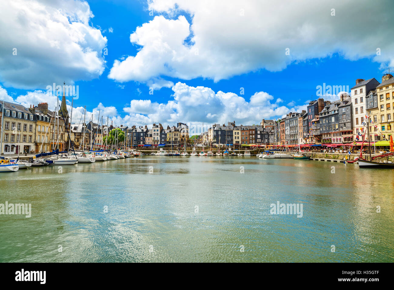 Honfleur berühmte Dorf Hafen Skyline und Wasser. Normandie, Frankreich, Europa. Langzeitbelichtung. Stockfoto