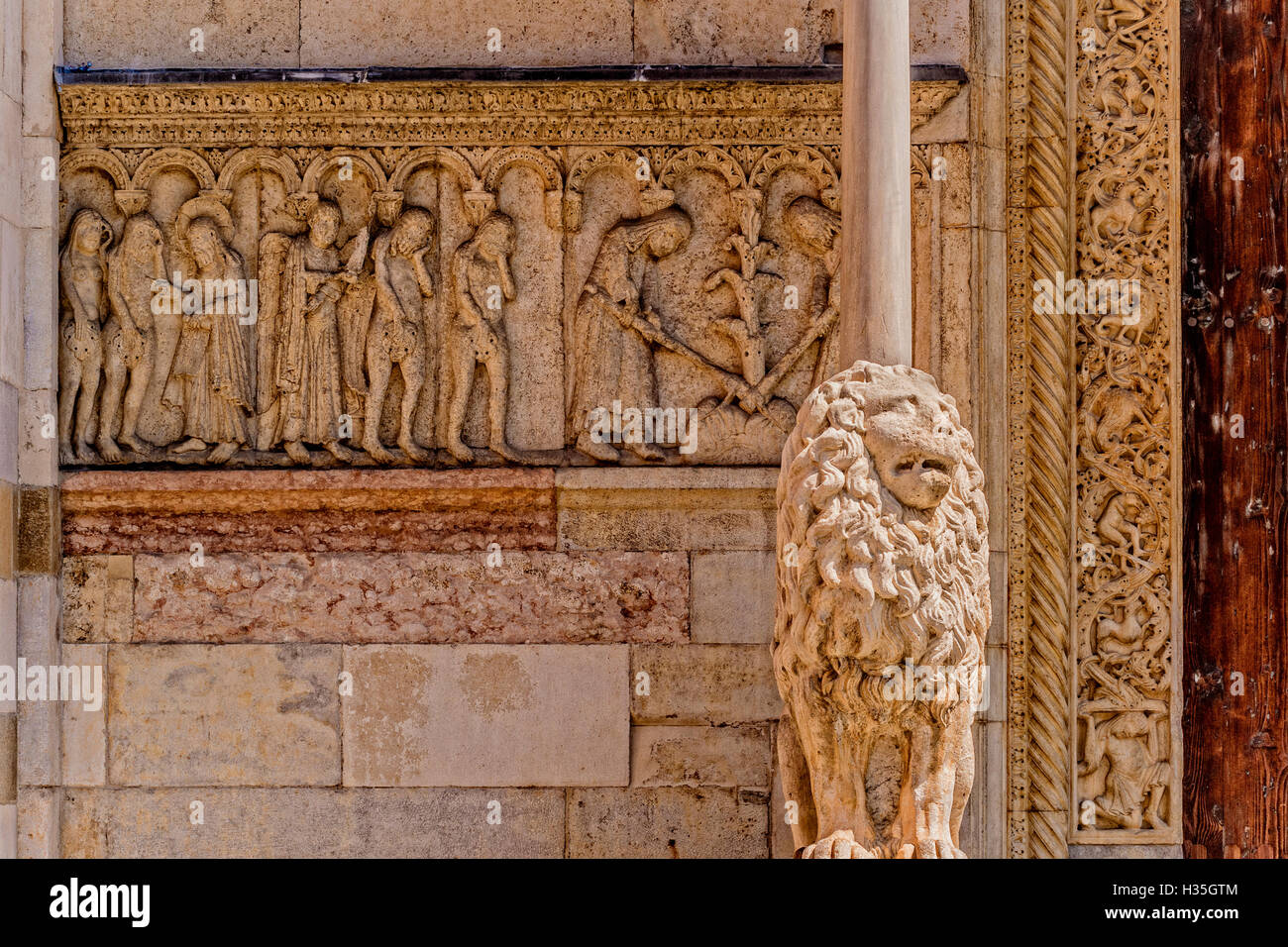 Italien Emilia Romagna Modena Kathedrale Fassade Vorfahren vor Gott, ihre Vertreibung aus dem Paradies, ihre harte Arbeit nach dem Sündenfall Stockfoto