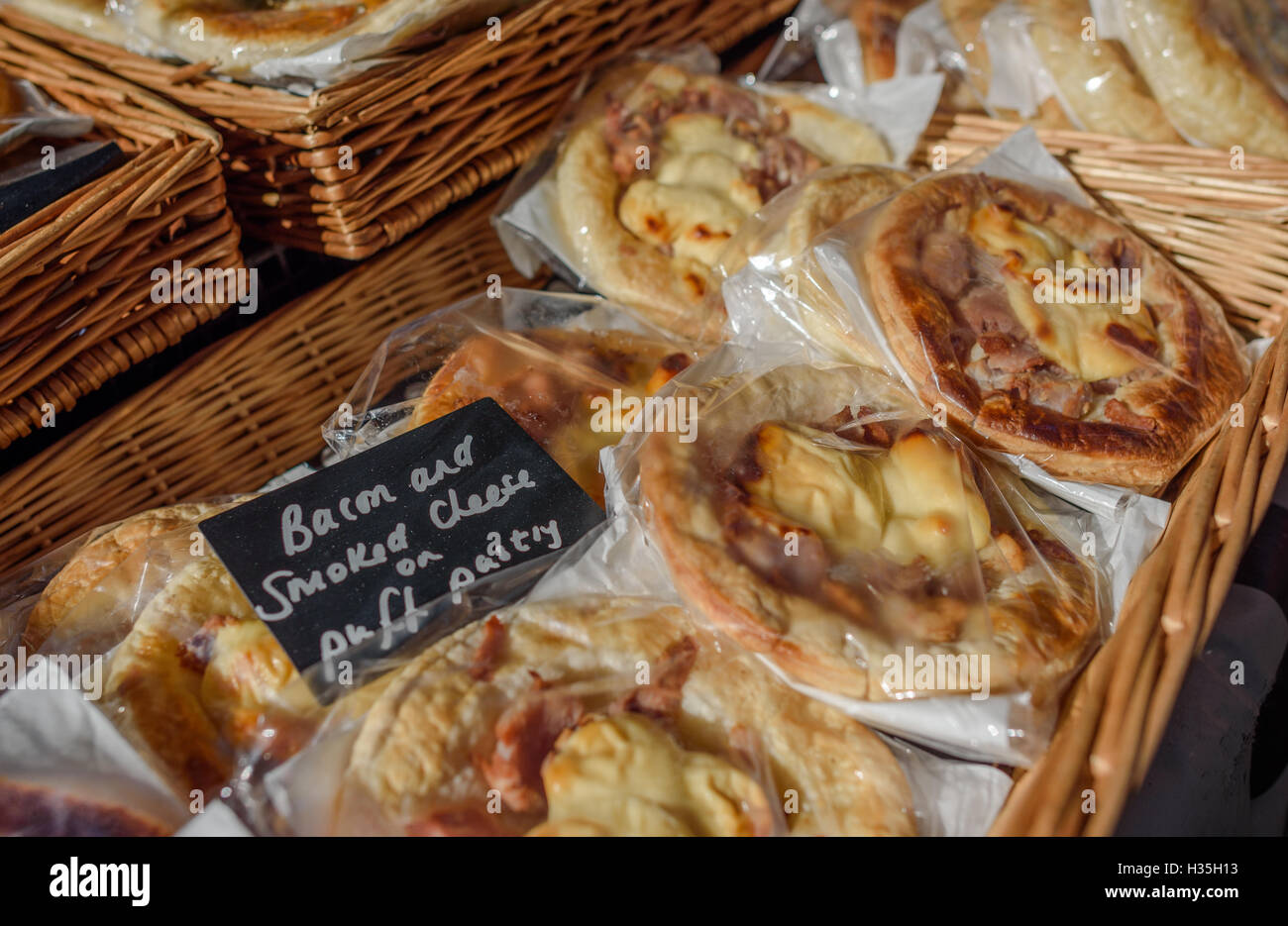 Speck und Käse Blätterteig Scheiben zu verkaufen. Stockfoto