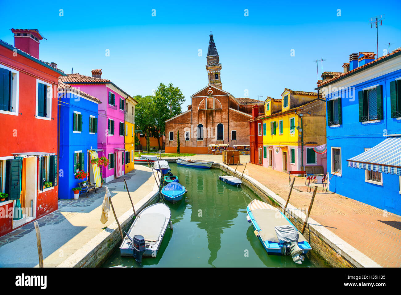 Wahrzeichen von Venedig, Burano Insel Kanal, bunten Häusern Kirche und Boote, Italien. Langzeitbelichtung Fotografie Stockfoto