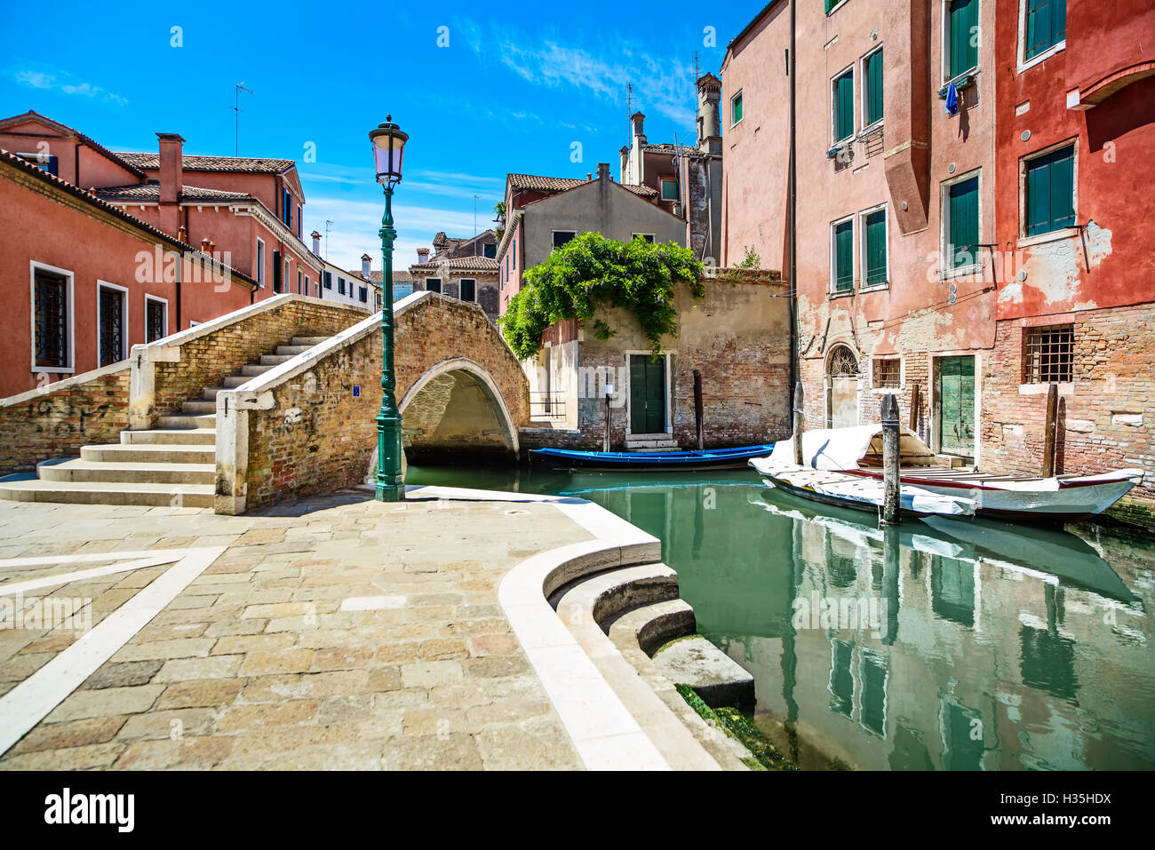 Venedig-Stadtbild, schmale Wasserkanal, Brücke, Boote und traditionellen Gebäuden. Italien, Europa. Stockfoto