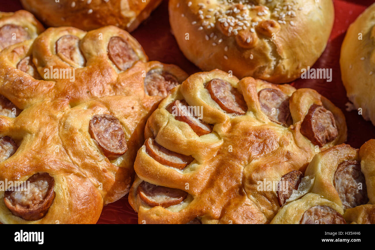 Eine Auswahl an Gebäck Scheiben mit Schweinefleisch. Stockfoto