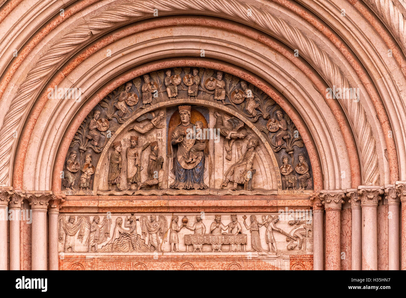 Italien Emilia Romagna Parma Piazza Duomo Baptisterium - Portal von Madonna und Anbetung der Heiligen drei Könige Stockfoto